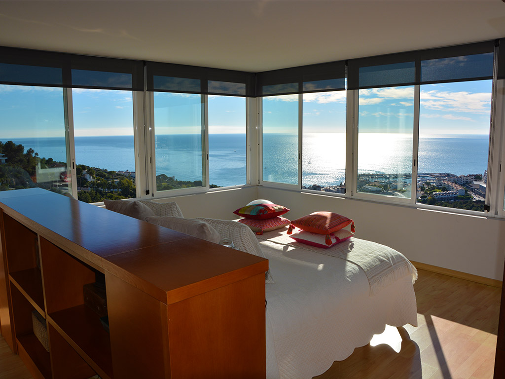 magnífica suite con vistas sobre el mar de la casa de verano con piscina en sitges
