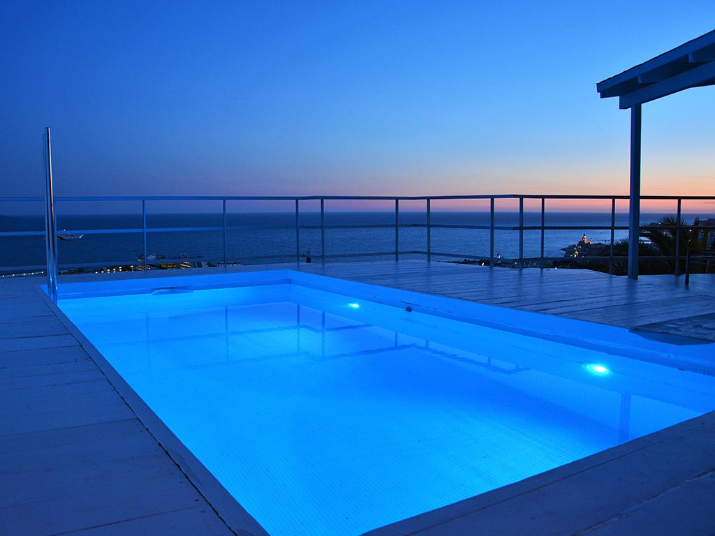 Casa de verano con piscina en Sitges por la tarde noche