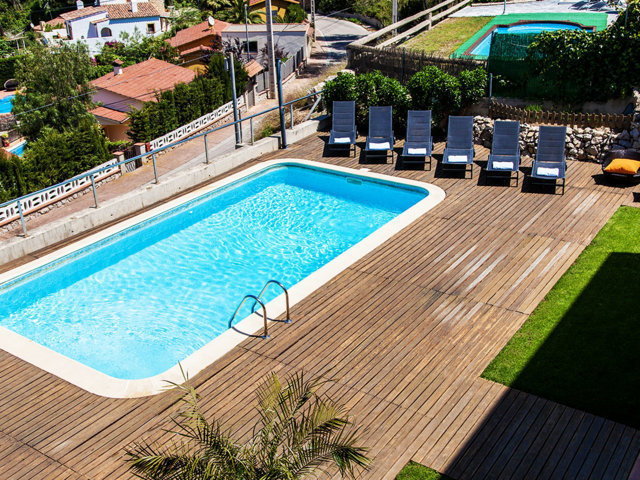 Vista desde arriba del chalet con piscina privada de Sitges