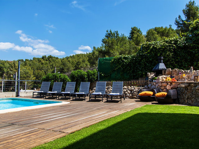 Terraza con tumbonas en el chalet con piscina privada de Sitges