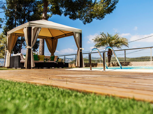 Chill-out principal del chalet con piscina privada en Sitges