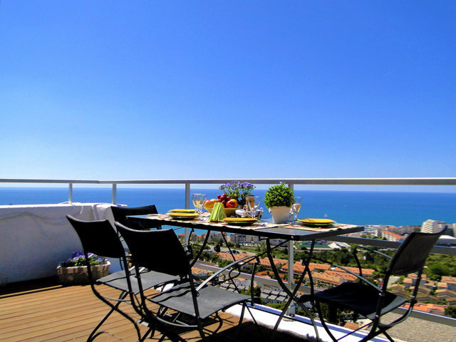 balcón con vistas espectaculares de la casa de verano con piscina