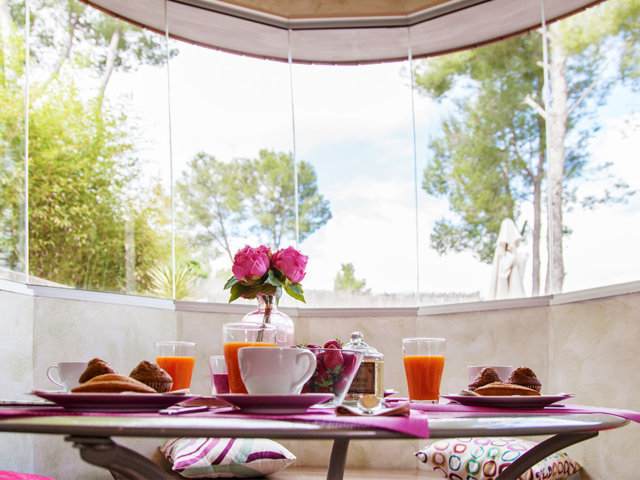 Mesa de desayuno con vistas en el chalet con piscina privada en Sitges