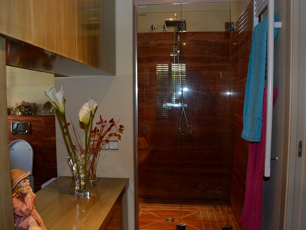 apartamento de sitges para vacaciones y la cabina de ducha de la suite