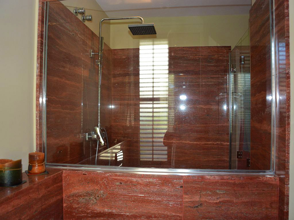 cabina de ducha de la suite del apartamento de sitges para vacaciones
