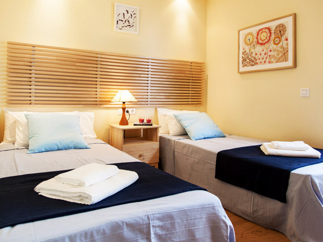 Tercera habitación con camas individuales del chalet con piscina privada en Sitges