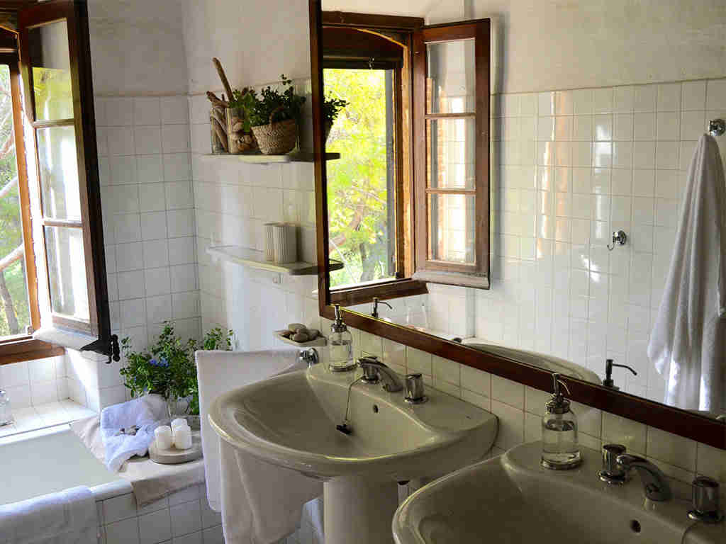 picas y espejo del cuarto de baño de la casa rural en sitges