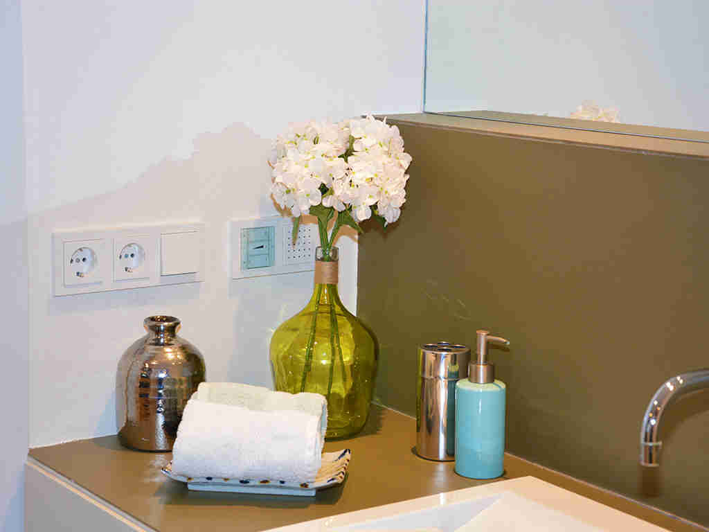apartamentos vacacionales en sitges con accesorios de baño