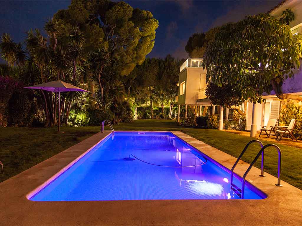 Villa vacacional en Sitges: piscina por la noche