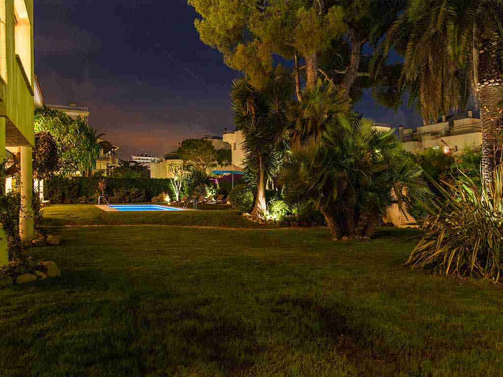 Villa vacacional en Sitges: jardín de noche