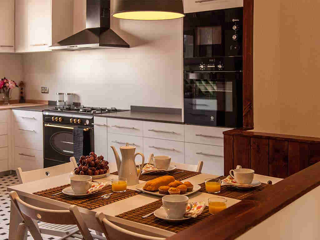 Villa vacacional en Sitges: cocina con mesa de desayuno
