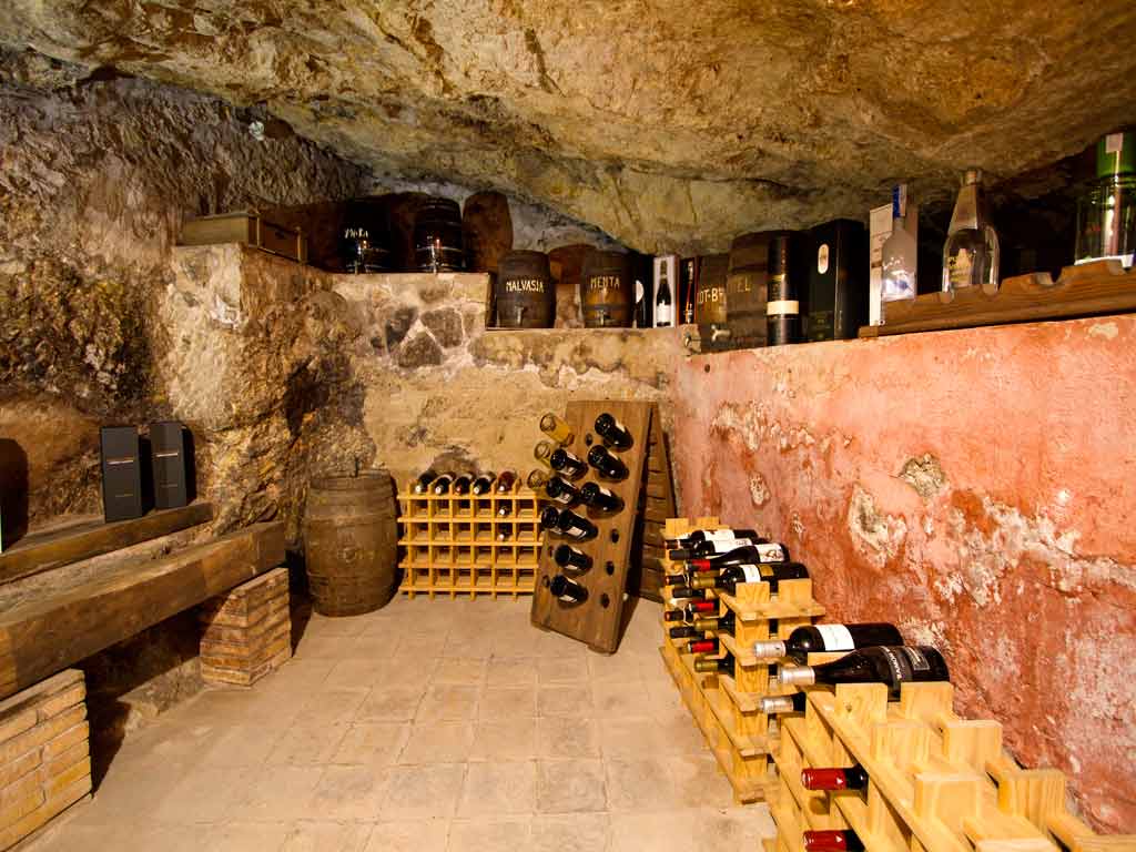 Casa en sitges cerca de barcelona: cava vino subterranea