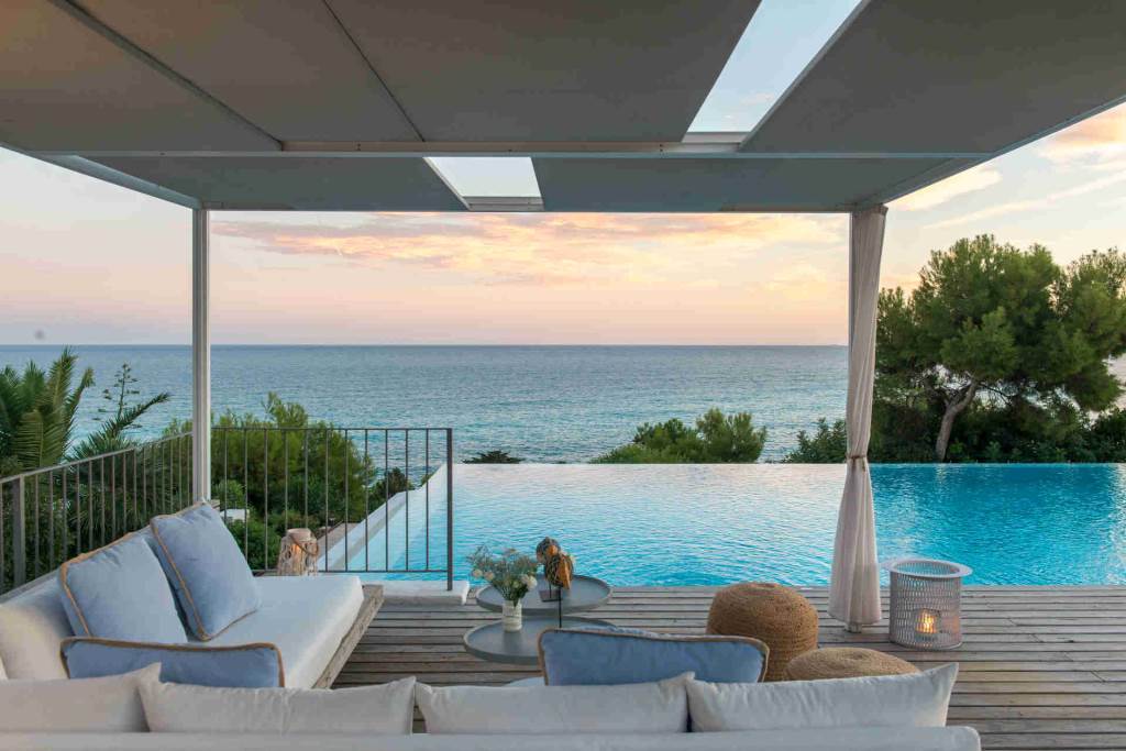 Villa avec piscine bord de la mer