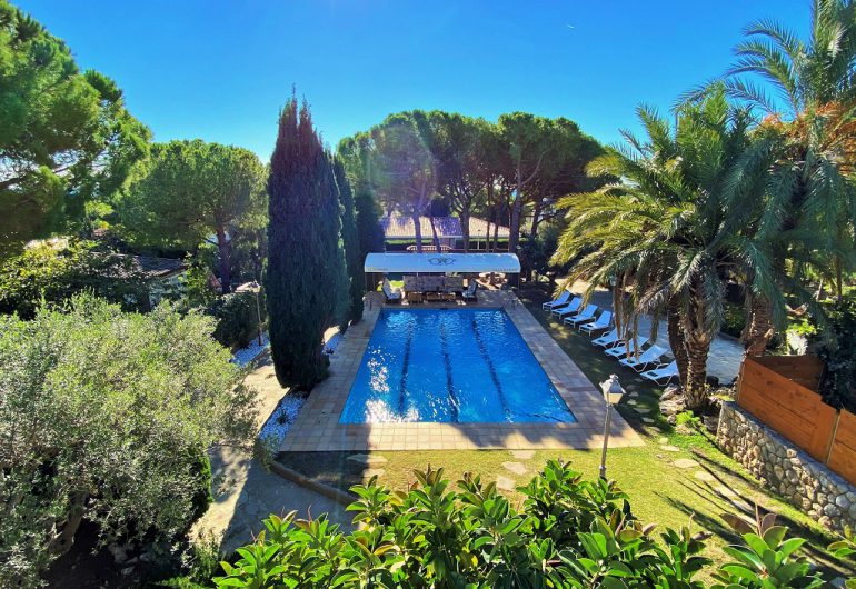 Jardín y piscina villa Ranch. Las mejores estancias para grupos y familias en Sitges.