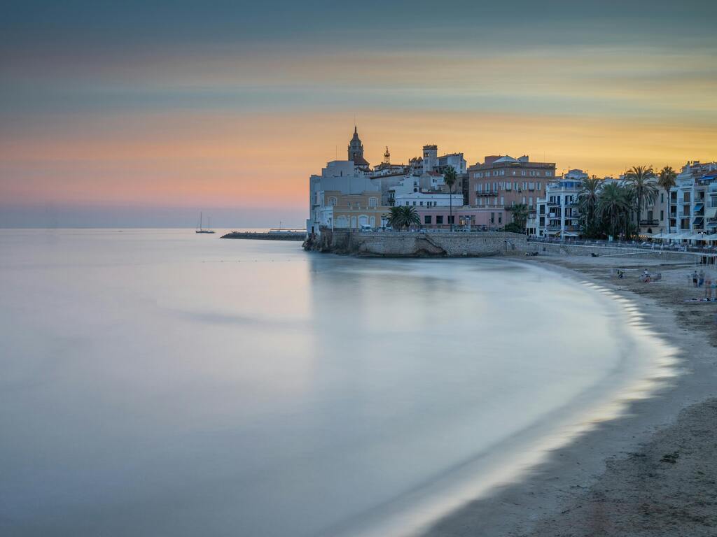 5 Razones para Disfrutar del Otoño en una Villa de Lujo en Sitges